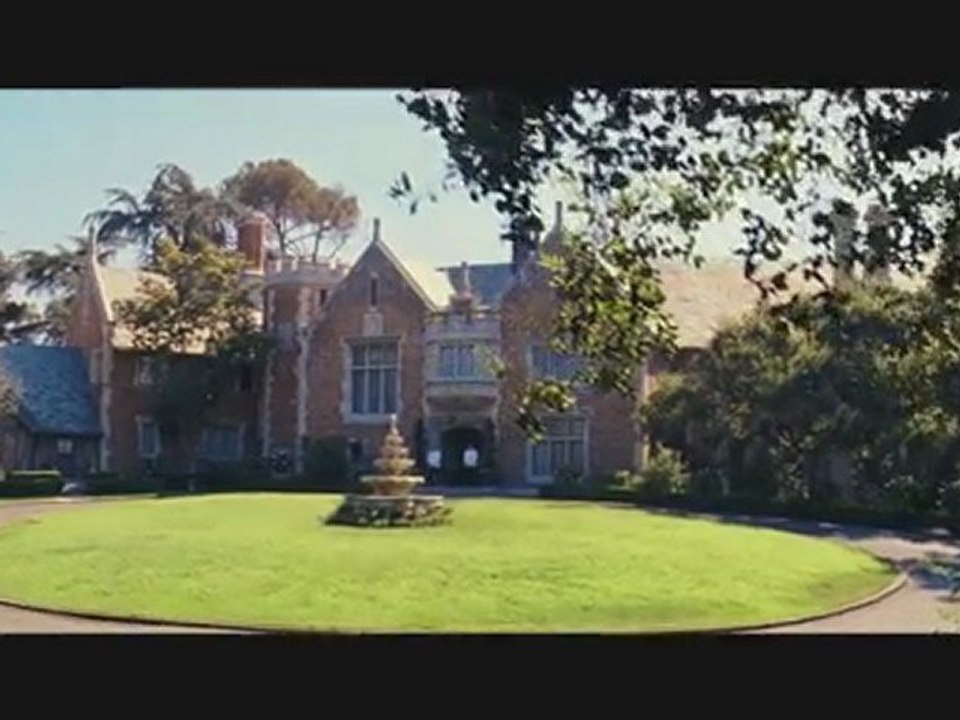Bridesmaids - "Look Inside" featurette