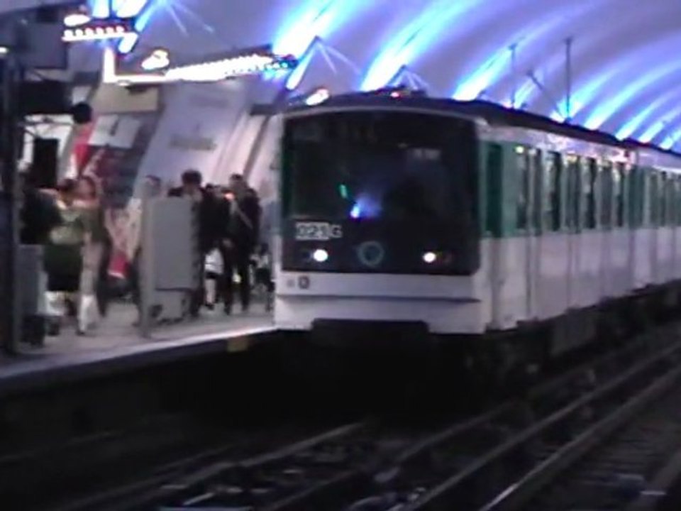 MF67 : Départ de la station Gambetta sur la ligne 3 du métro parisien