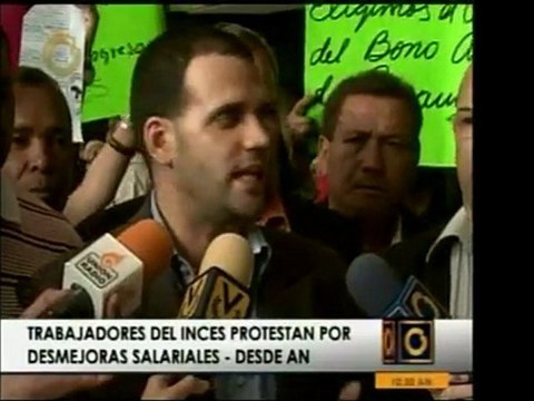 Trabajadores del INCES hacen un llamado fuera de la Asamblea