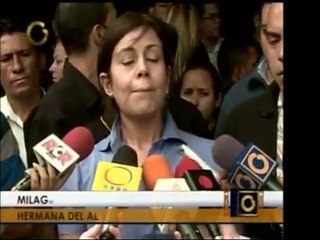 La hermana de uno de los alguaciles detenidos y la abogado d