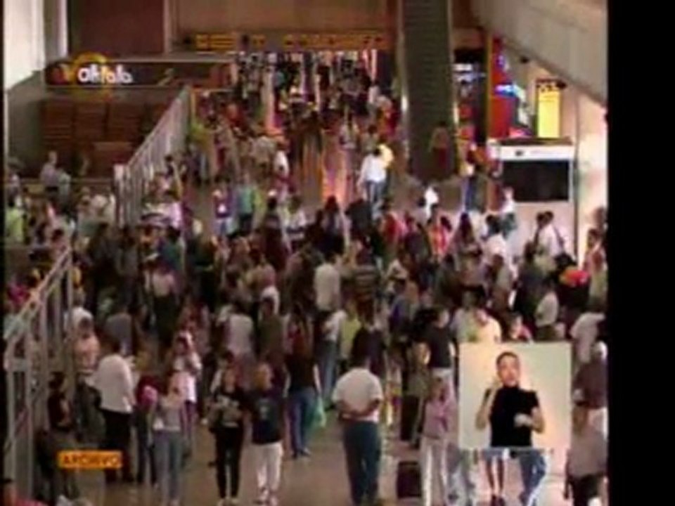 Ajustan precios de pasajes aéreos