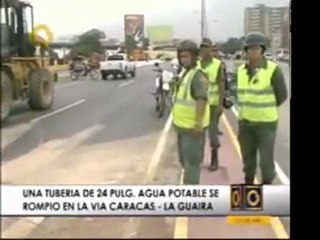 Una tuberia de agua potable se rompio en la via Caracas - La
