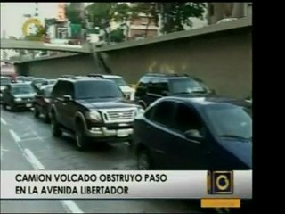 Un camión que transportaba recipientes de agua potable se vo
