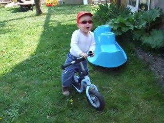 Célian avec sa draisienne - 23 mois