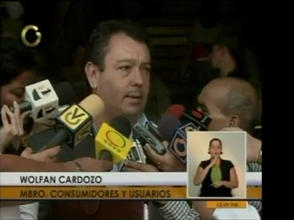 Wolfang Cardozo, de Asoc. De Consumidores y Usuarios, introd