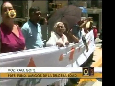 Personas de la tercera edad protestan ante la Vicepresidenci