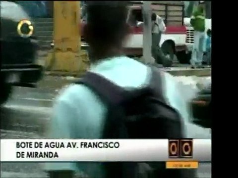 Bote de aguas blancas en la Av. Lebrún del municipio Sucre