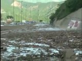 Rotura de una tubería provoca el cierre en autopista Caracas