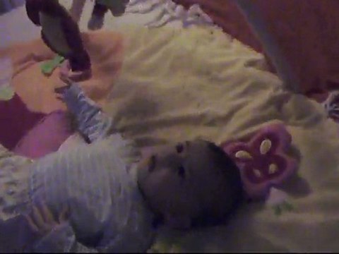 Thomas découvre le tapis d'eveil.