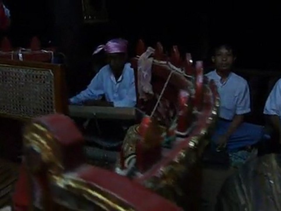 Musiciens accompagnant le spectacle de marionnettes