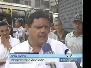 Transportistas protestan frente al Liceo Fermín Toro del cen