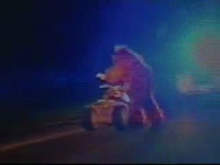 Hombre disfrazado de mono fue capturado en una moto en el es