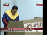 El Presidente Hugo Chávez mientras ejercía su derecho al vot