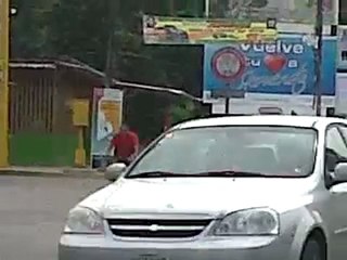 Video quitan pancarta de Richard Mardo en Av. Bolivar de Mar