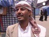 Más militares en Yemen se unen a los manifestantes para...