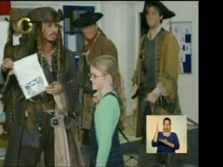 Actor Jhonny Depp entró a una escuela británica vestido como