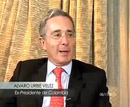 Uribe reaparece y rechaza comparaciones con Chávez