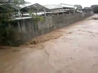 rio apunto de desbordarse de guarenas