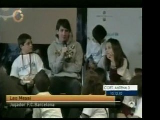 Leonel Messi comparte con un grupo de niños en su faceta de