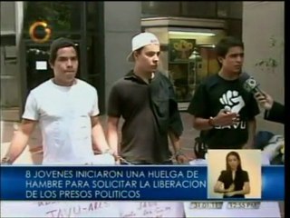 Ocho jóvenes se encadenan en la sede de la OEA en huelga de