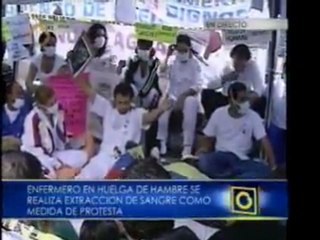 Enfermeros radicalizan la protesta, extrayéndose la sangre,