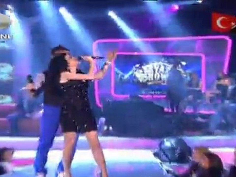 Sinan Akçıl & Teodora - Sabuta & Cumartesi (Beyaz Show) HQ izle