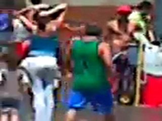 personas aprovechando el agua que se derrama a raiz del tubo