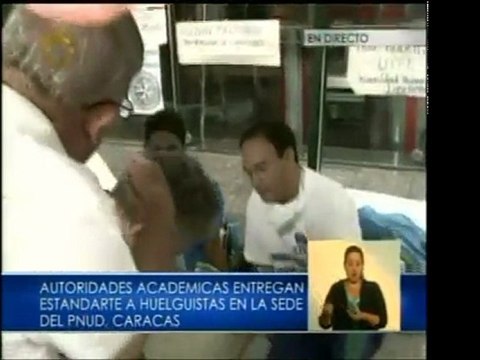 Autoridades académicas entregan estandartes a huelguistas de