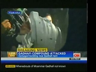 Edificio del complejo residencial de Gadafi destruido por bo