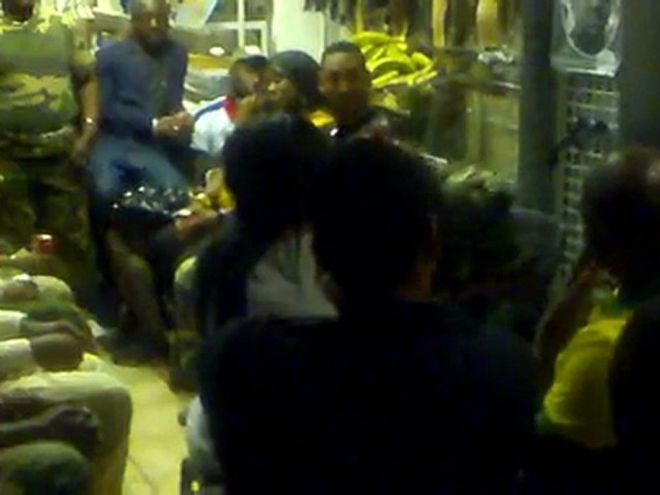 Réaction de maman christine devant les combattants apres la manifestations du 23 avril 2011