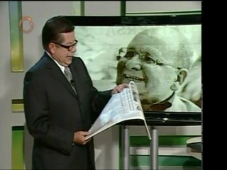 Leopoldo Castillo lee parte de la entrevista que hiciese Rob