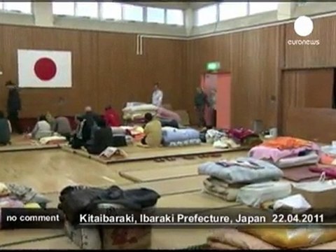 Le couple impérial japonais rend visite à... - no comment