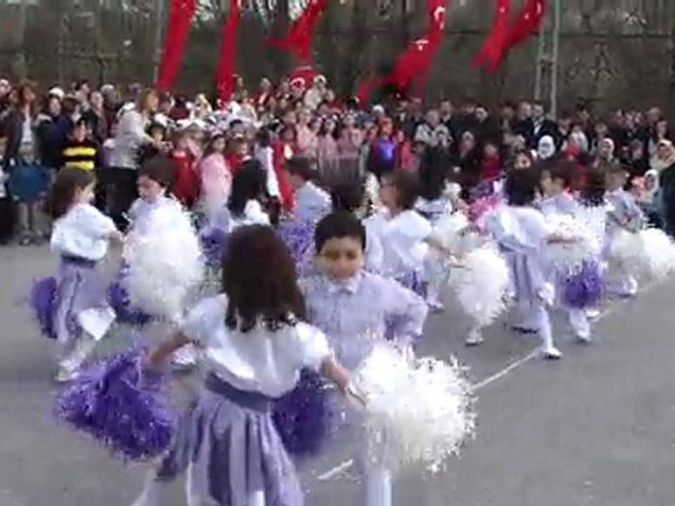 Beykoz Zübeyde Hanım Anaokulu 23 Nisan 2011 Gösterisi, Papatya Gibisin ve Haydi Sallayalım Dünyayı