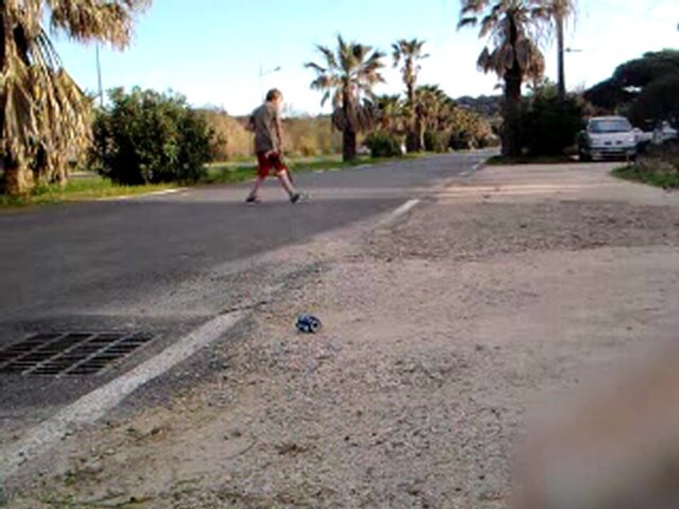 Baseball avec des canettes (jeté à la poubelle après)