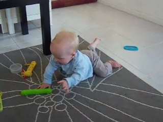 Maxou maîtrise le 4 pattes!