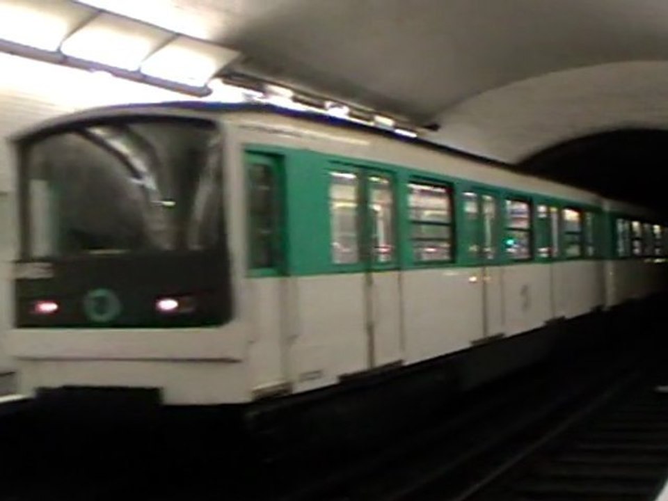 MF67 : Arrivée à la station Saint Fargeau sur la ligne 3bis du métro parisien