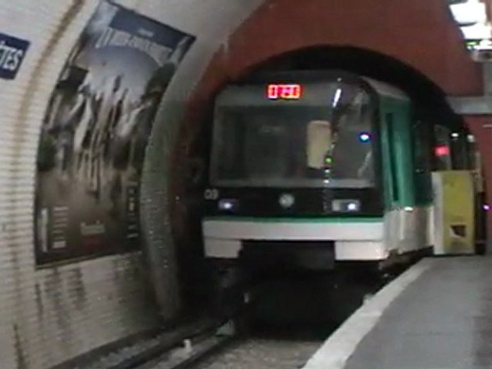 MF88 : Arrivée à la station Place des Fêtes sur la ligne 7bis du métro parisien