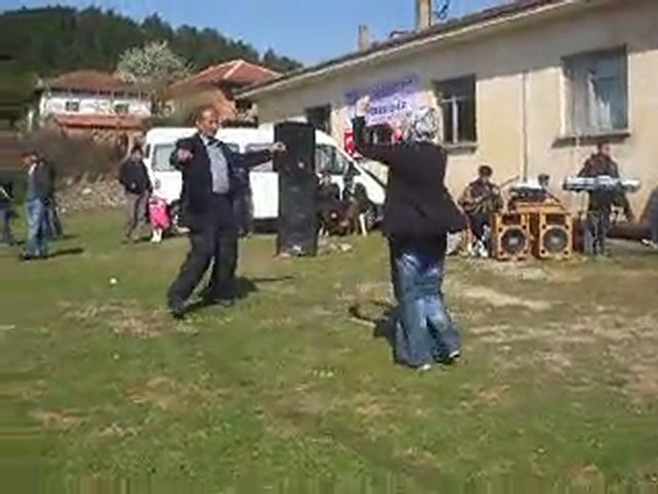 Baba Kız Çiftetelli Oynuyor