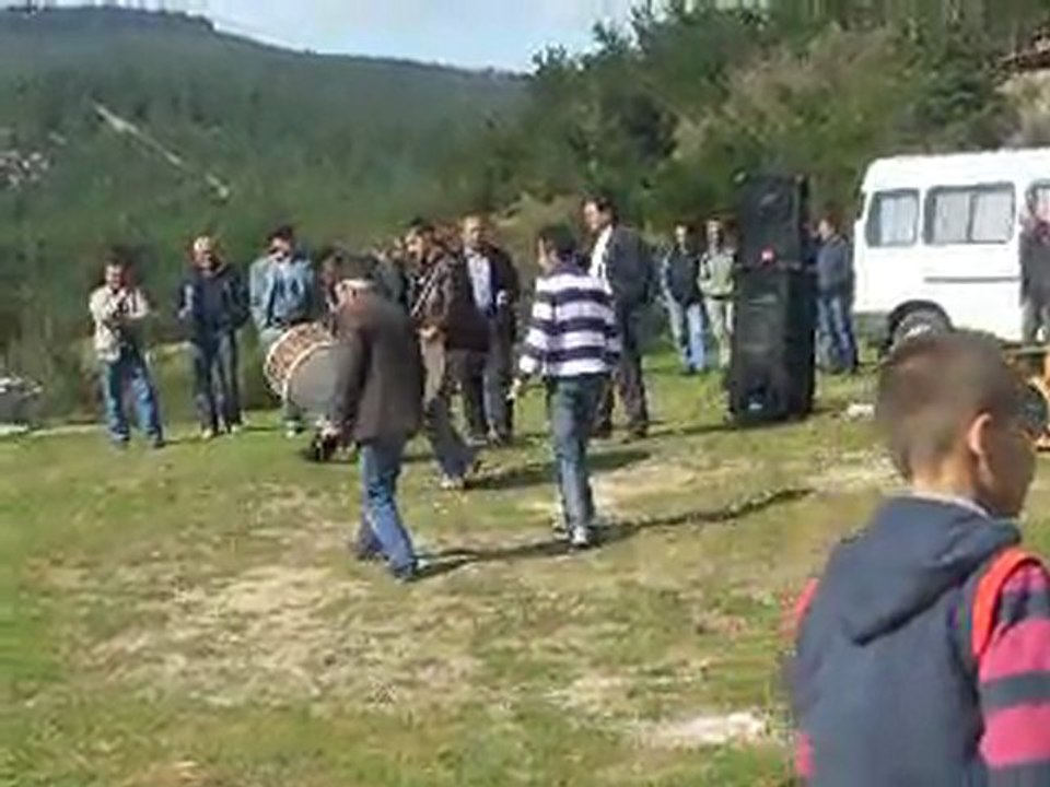 Baba Oğul Kayalcanın Taşları oynuyor