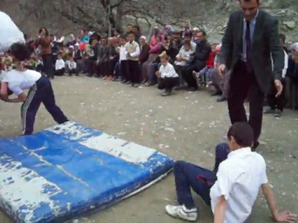 ADANA-FEKE ORMANCIK Ilköğretim okulu 2010/2011 23 Nisan Takla gösterisi