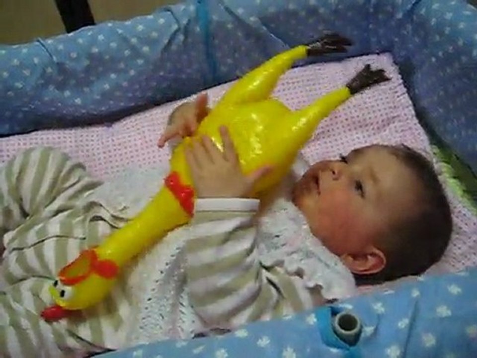 Zeynep-Nisan 2011-4 129-Beşikte oynuyor.