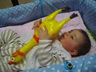 Zeynep-Nisan 2011-4 129-Beşikte oynuyor.