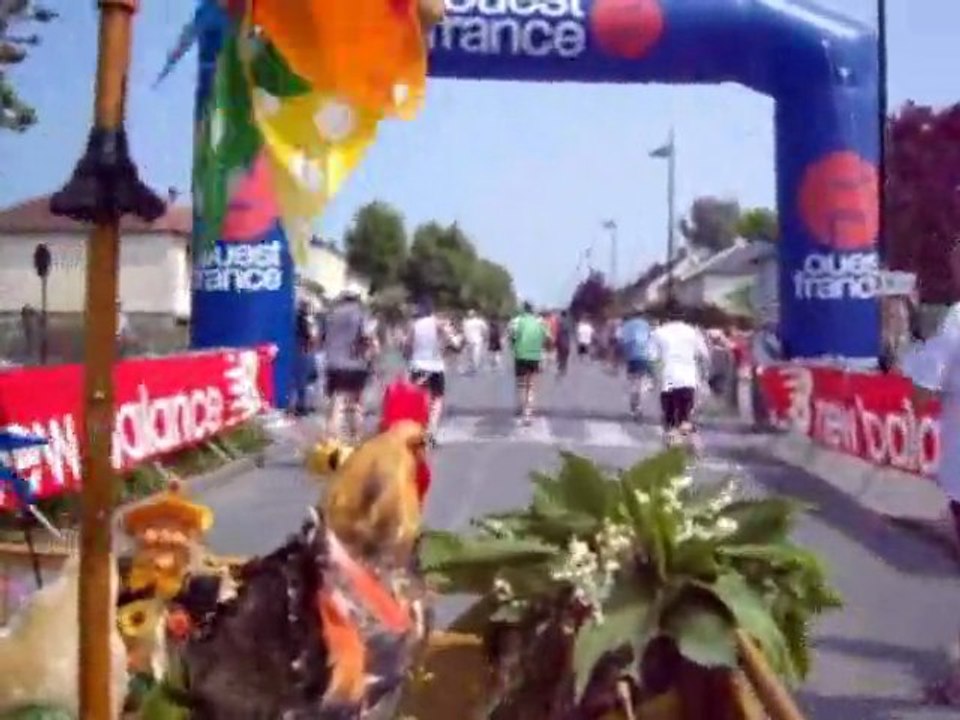 acigné 10 km  hommes 2011 avec mario et son triporteur