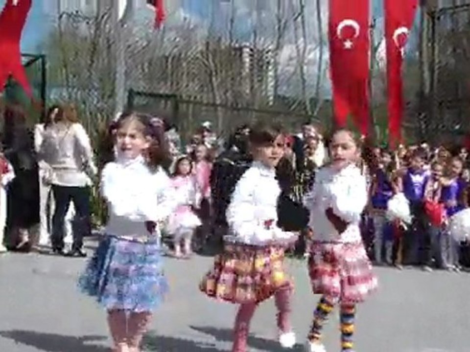 Beykoz Zübeyde Hanım Anaokulu 23 Nisan 2011 gösterisi Cici Kızlar