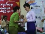 Aung San Suu Kyi récompense des prisonniers politiques birmans
