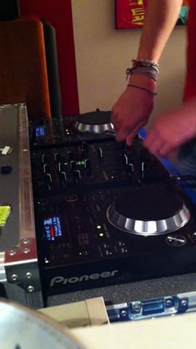 Mix on Pioneer CDJ-350 + DJM-350 ( IMPRO )