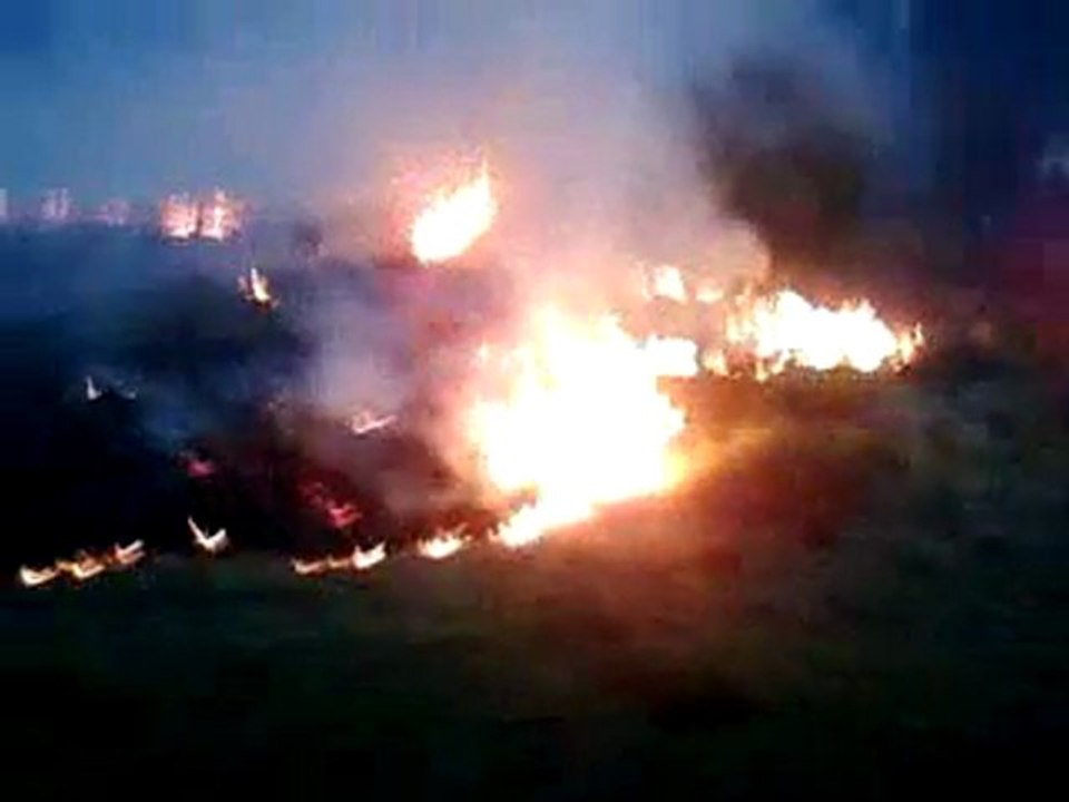 Feu en Fagne ce 25 Avril 2011... Vidéo prise à 20h30 ! Courage aux pompiers qui se battent sur place !