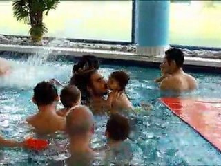 2011-03-12 - Sous le jet d'eau à la piscine