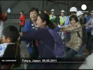 Des enfants japonais tirent un avion à la... - no comment