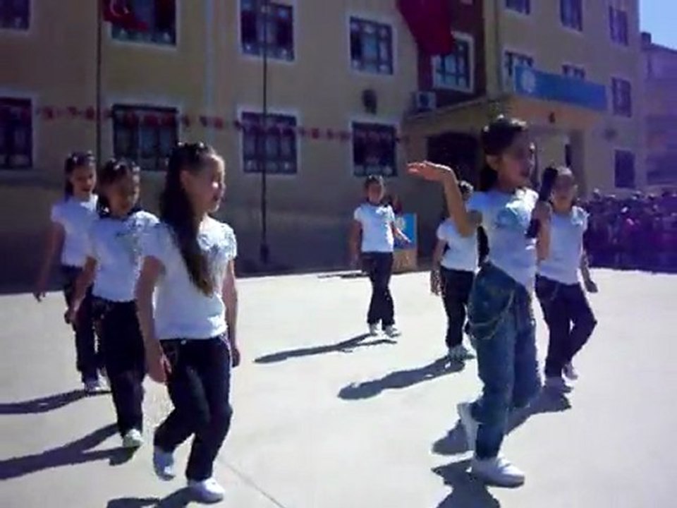 Sarkuysan İlköğretim Okulu 2/A Sınıfı 23 Nisan Hadise -2011